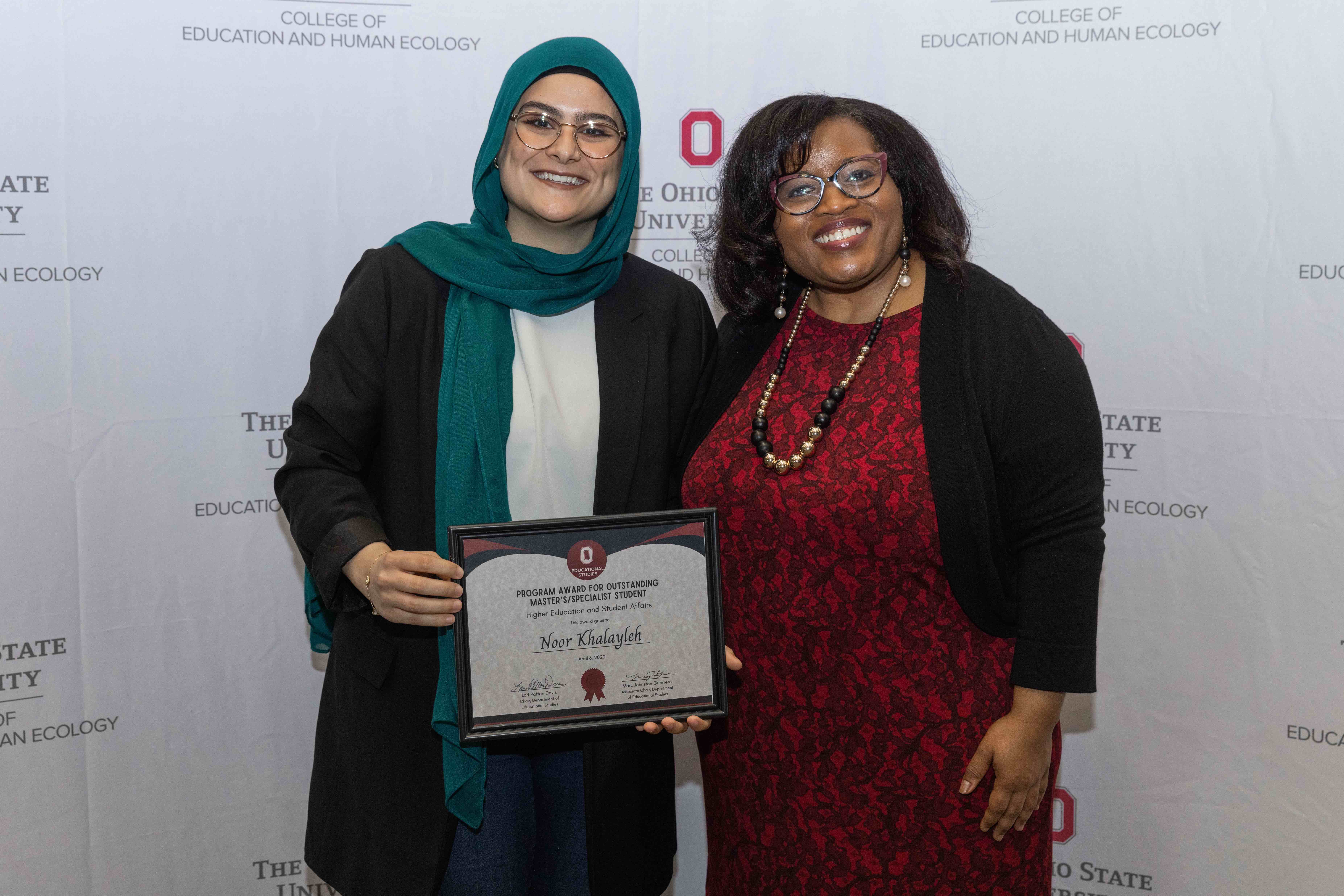 Lori Patton Davis presenting award to Noor Khalayleh at ceremony
