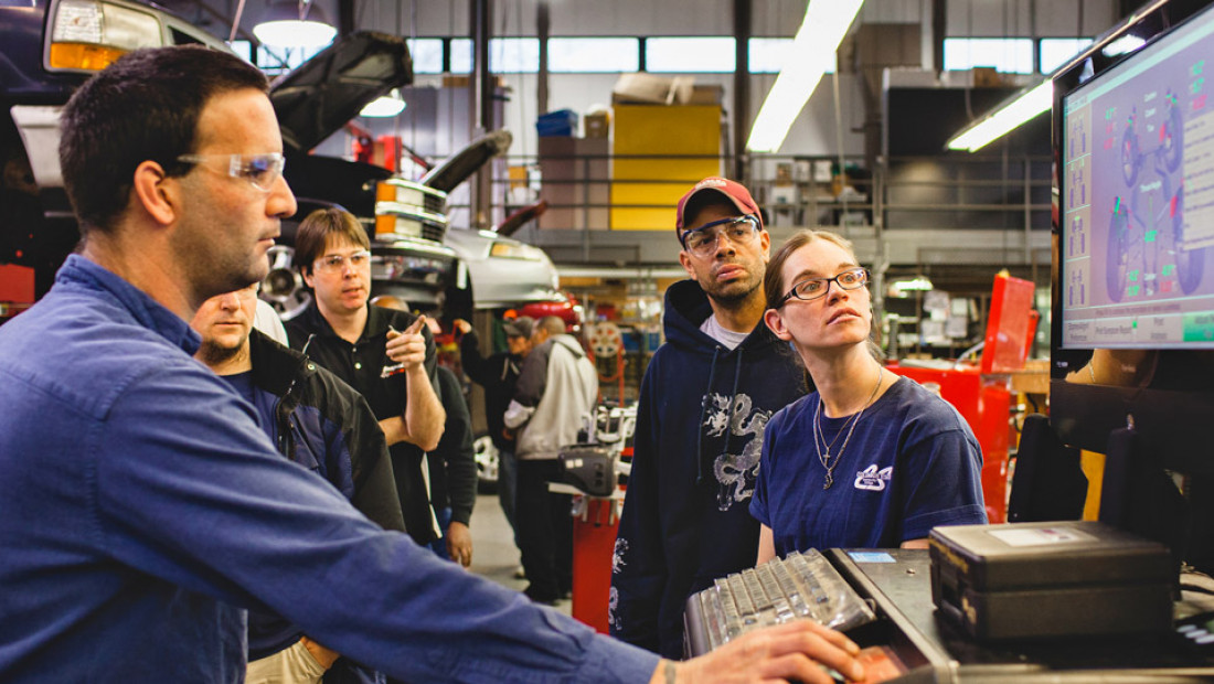 students at auto shop computer