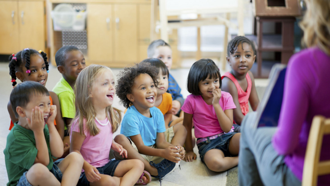 teacher reading to preschoolers