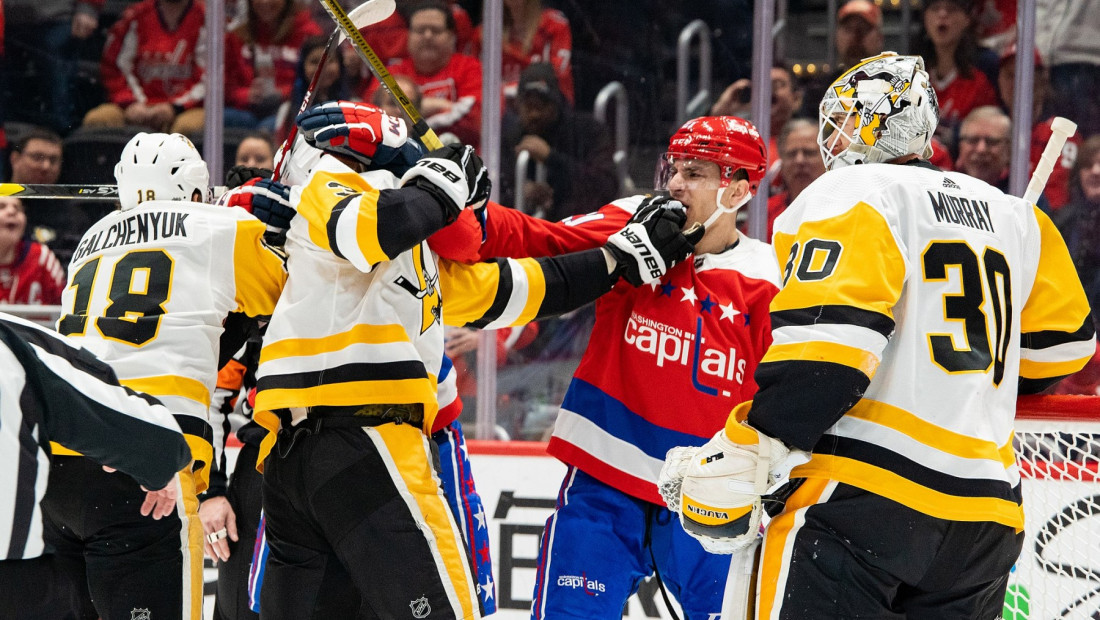 hockey players fighting