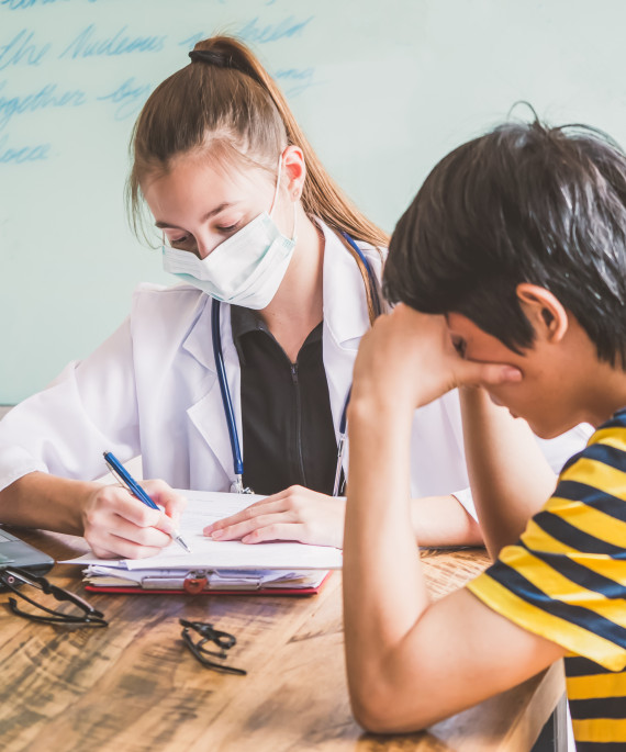 female doctor explaining diagnosis