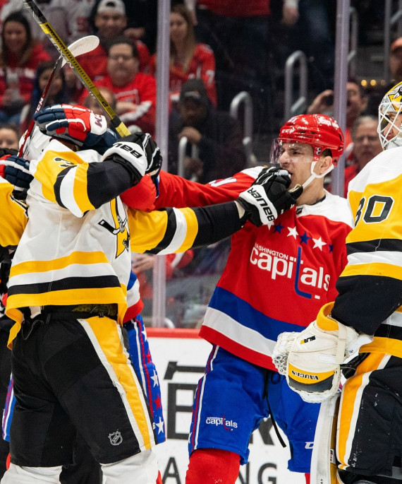 hockey players fighting